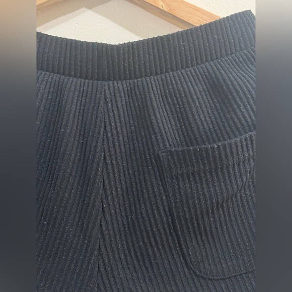 ALO Yoga Women's Black Athletic Shorts - Picture 4 of 6